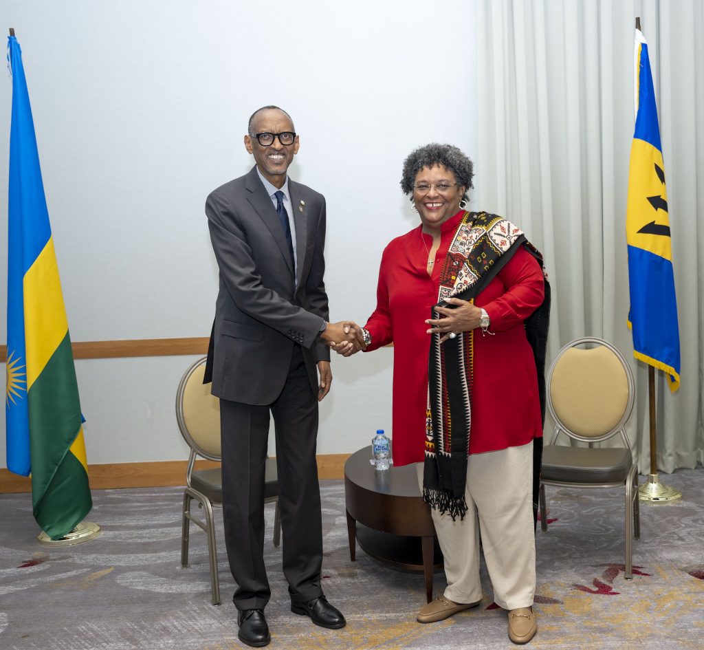 La Première ministre Mottley avec le Président Kagame en train de se serrer la main