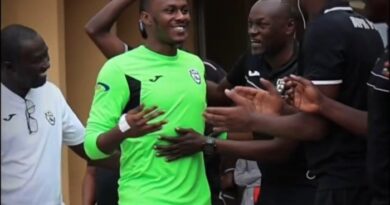 Abakinnyi ba APR FC bakoranye akanyamuneza umuzamu wabo uvuye mu bitaro(video)