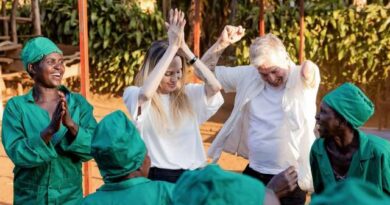 Umukinnyi wa Filime Angelina jolie uherutse gusura u Rwanda yagaragaje icyamukoze ku mutima Umukinnyi wa Filime Angelina jolie uherutse gusura u Rwanda yagaragaje icyamukoze ku mutima