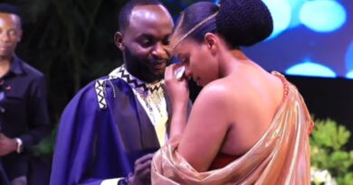 Umugore wa Irene Murindahabi yananiwe kwihanganira mu ruhame(Amafoto)