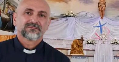 Ecuador: Padiri yapfuye agwiriwe n’umusaraba munini ari gutura Misa