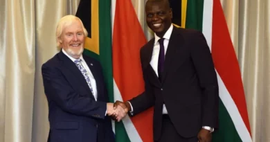 Ambasaderi wa Amerika na Minisitiri w’Ububanyi n’Amahanga wa Afurika y’Epfo bashyamiranye